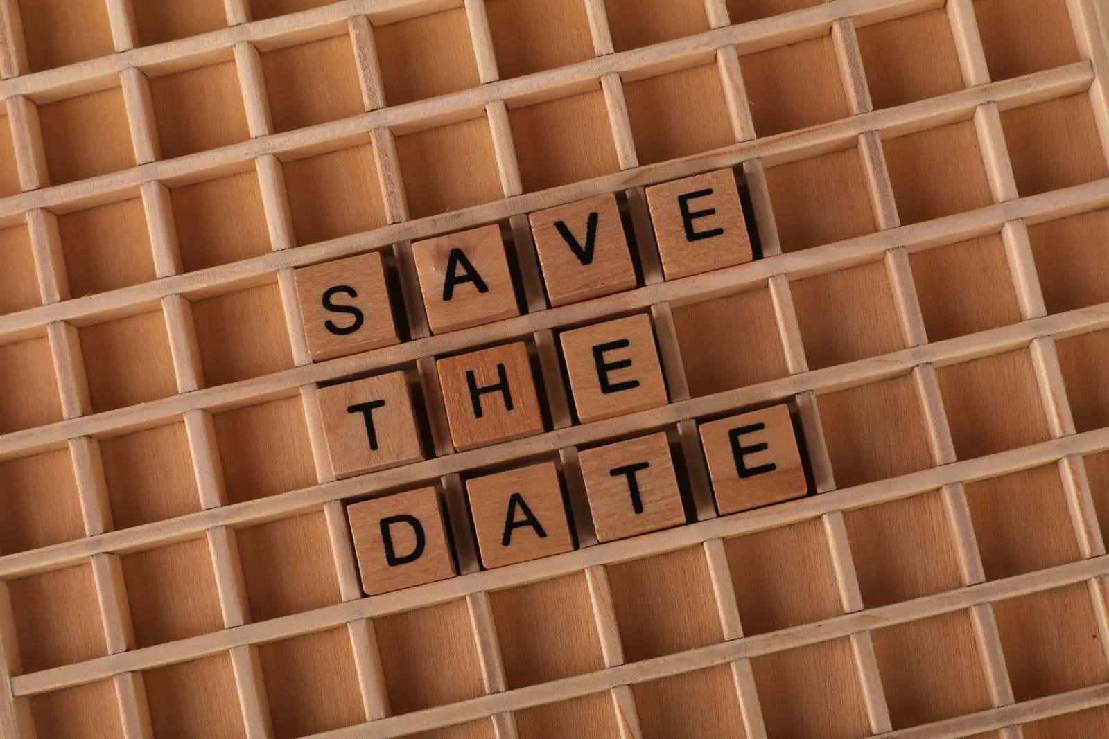 Cuburi de lemn cu litere care formează cuvintele Save the date